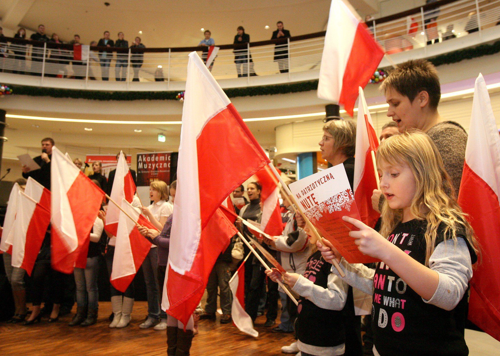 07.11.2009 LODZ. KILKADZIESIAT GARDEL SPIEWAJACYCH NA CALY GLOS MAZURKA DABROWSKIEGO? TAKI BYL FINAL HAPPENINGU, KTORY W SOBOTE W MANUFAKTURZE ZORGANIZOWALI UCZNIOWIE ZSP NR 5 W LODZI. MLODZIEZ ROZDAWALA FLAGI I ZACHECALA, ZEBY WYWIESZALI JE 11 LISTOPADA NA SWOICH DOMACH NZ. LODZ, MANUFAKTURA, FLAGA, SWIETO, NIEPODLEGLOSCI, FLAGI, HYMN, MAZUREK, DABROWSKIEGO FOT KRZYSZTOF SZYMCZAK / POLSKAPRESSE.. *** Local Caption *** LODZ DZIENNIK LODZKI