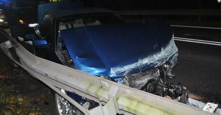 Ostrożnica: 21-latek rozbił BMW na barierach energochłonnych. Chciał zmylić policjantów mówiąc, że był pasażerem