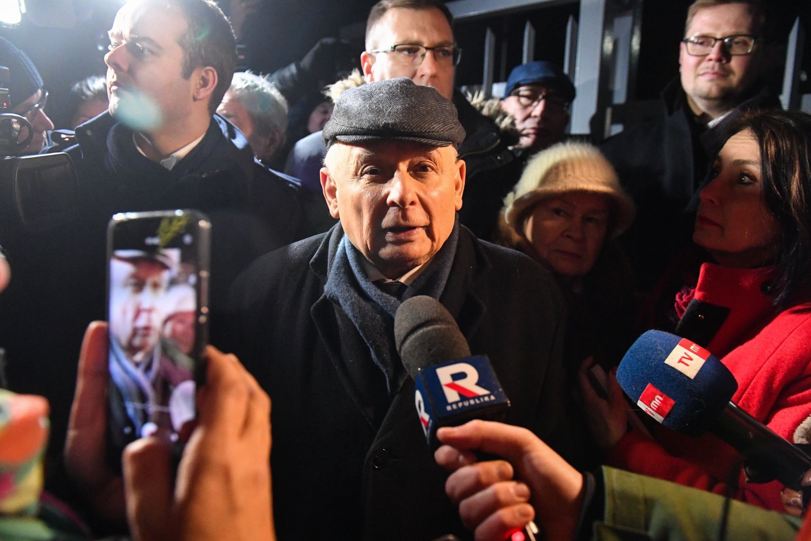 Uśmiechnięty Kaczyński nagrany z kobietą pod aresztem. Szli za rękę