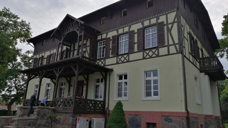 Dworek w Jeziorkach wystawiony na sprzedaż