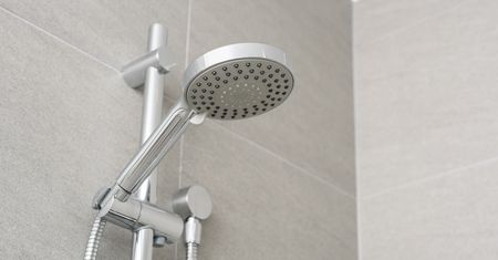 Postaw wiadro pod prysznicem. Później sobie podziękujesz