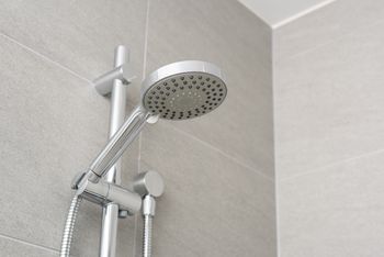 Postaw wiadro pod prysznicem. Później sobie podziękujesz