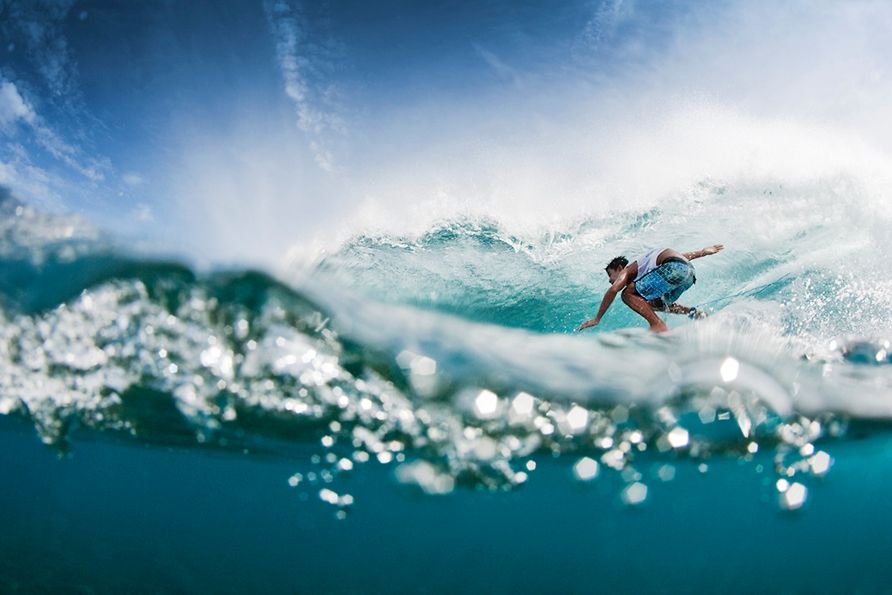 Australijski fotograf freelancer. Jego zdjęcia przedstawiające surferów w akcji od razu zwróciły moją uwagę! Fotografie pokazujące mierzących się z falami śmiałków zwykle są bardzo podobne, rzadko spotyka się innowacyjne pomysły w tym temacie. Jednym z wyjątków jest Cardew.