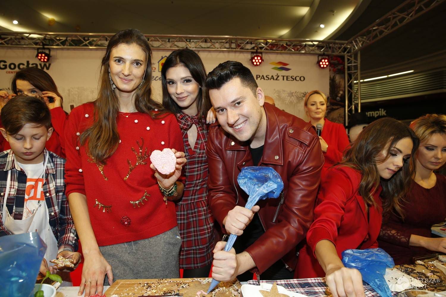 Klaudia Halejcio, Kamila Szczawińska, Łukasz Kędzior na świątecznym spotkaniu z gwiazdami w Pasażu Tesco w Warszawie