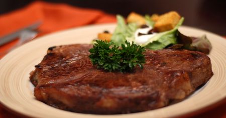 Opiekany rostbef wołowy T-bone (mięso i tłuszcz)