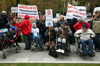 Rodzice niepełnosprawnych dzieci znów protestują. Zobacz ich postulaty