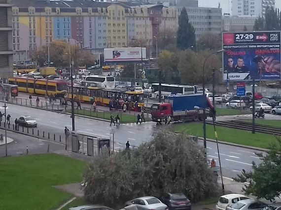 Ciężarówka zerwała sieć trakcyjną na Woli. Poważne utrudnienia w ruchu