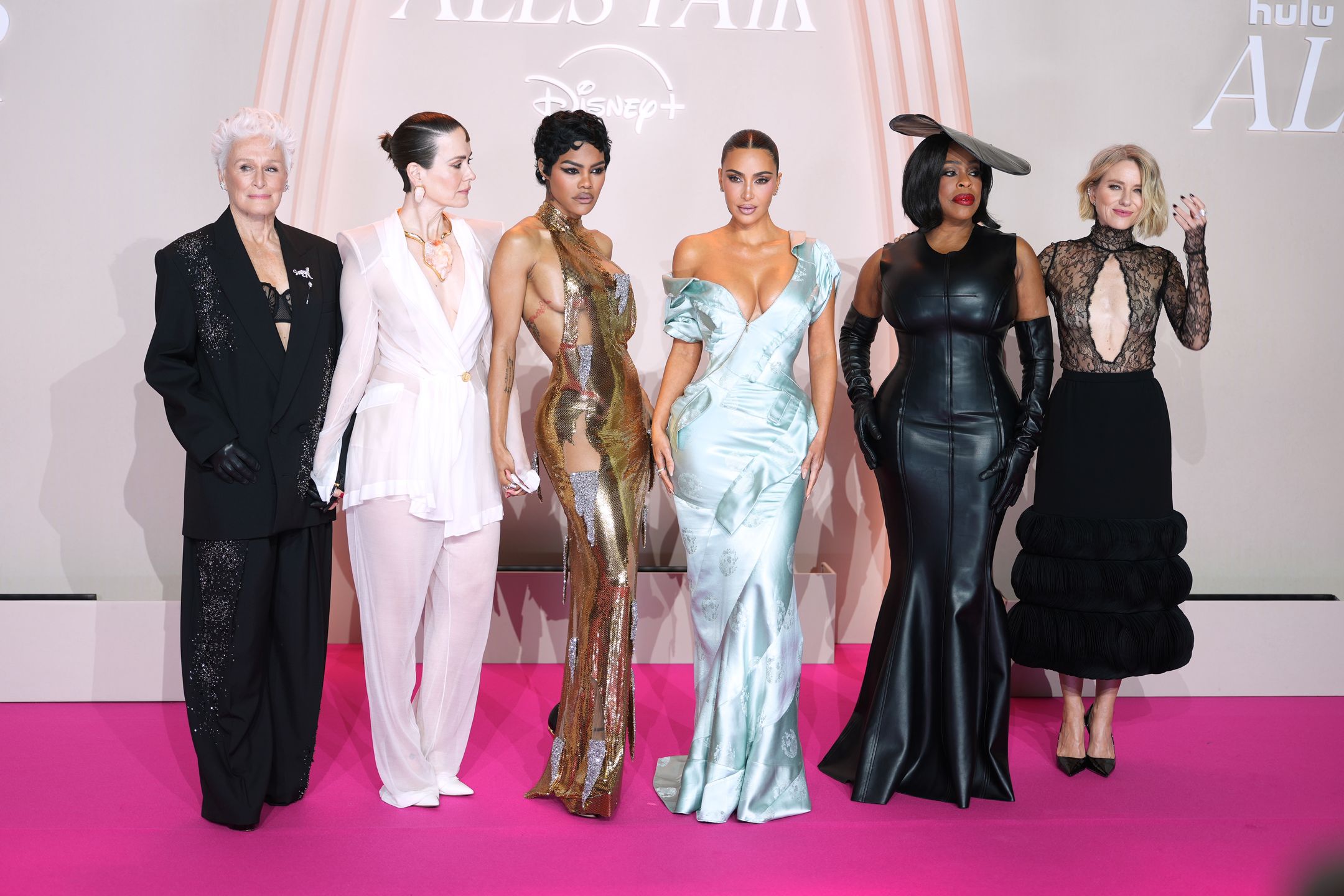Kim Kardashian z obsadą na premierze "All's Fair" w Paryżu
