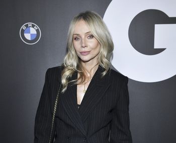 Ona już to nosi. Koszula z krawatowym akcentem wraca w wielkim stylu