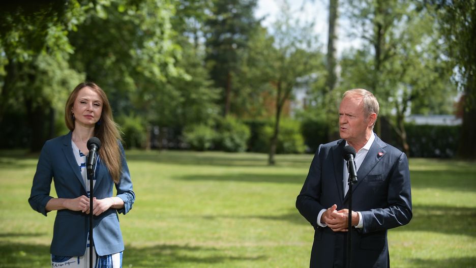Warszawa, 23.07.2024. Premier Donald Tusk (P) oraz minister rodziny, pracy i polityki społecznej Agnieszka Dziemianowicz-Bąk (L) na konferencji prasowej po posiedzeniu rządu przed siedzibą KPRM w Warszawie, 23 bm. Rząd poprze obywatelski projekt ustawy w sprawie renty wdowiej. (aldg) PAP/Marcin Obara