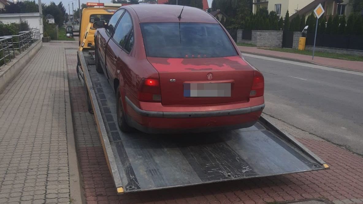 Passat z miejsca kontroli trafił prosto na lawetę