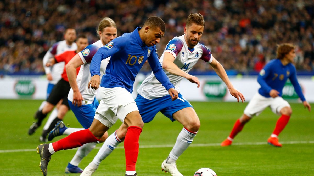 Zdjęcie okładkowe artykułu: PAP/EPA / GUILLAUME HORCAJUELO / Na zdjęciu: Kylian Mbappe oraz Kari Arnason 