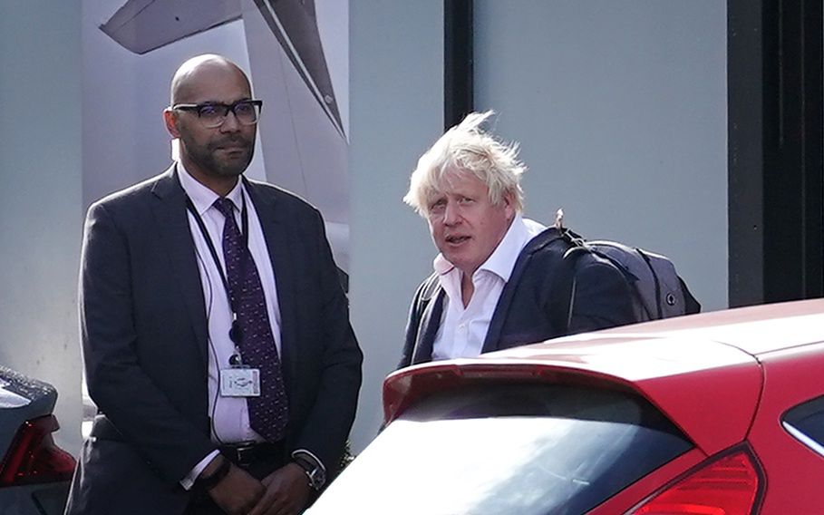 Były premier Wielkiej Brytanii Boris Johnson skrócił swój urlop i wraca do Londynu, by wziąć udział w wyścigu o stanowisko premiera kraju.