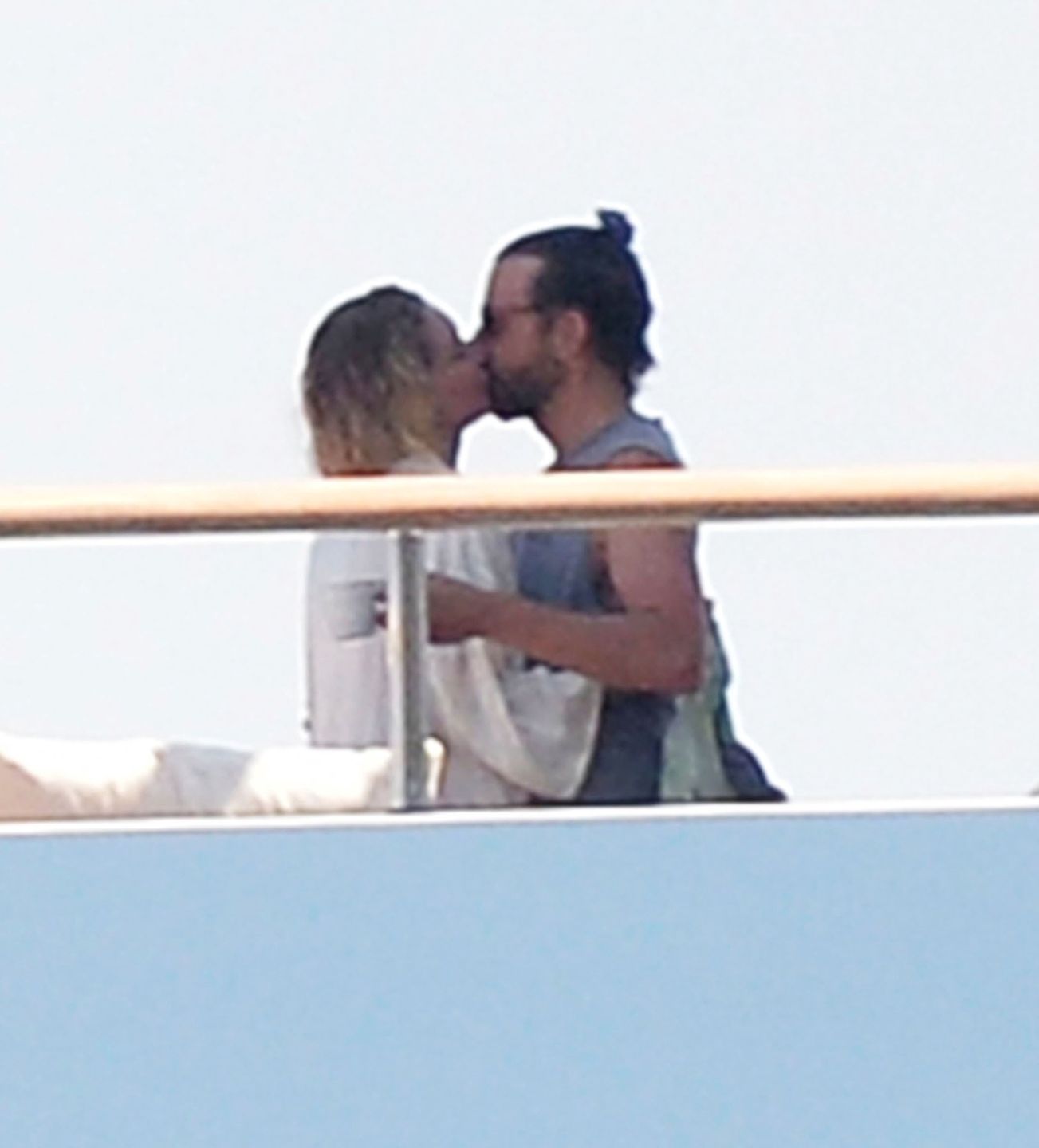 Gigi Hadid wtula się w Bradleya Coopera na jachcie
