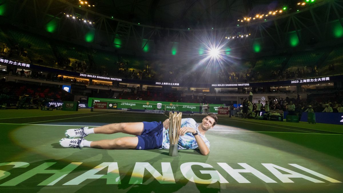PAP/EPA / Alex Plavevski / Na zdjęciu: Hubert Hurkacz, mistrz Rolex Shanghai Masters 2023
