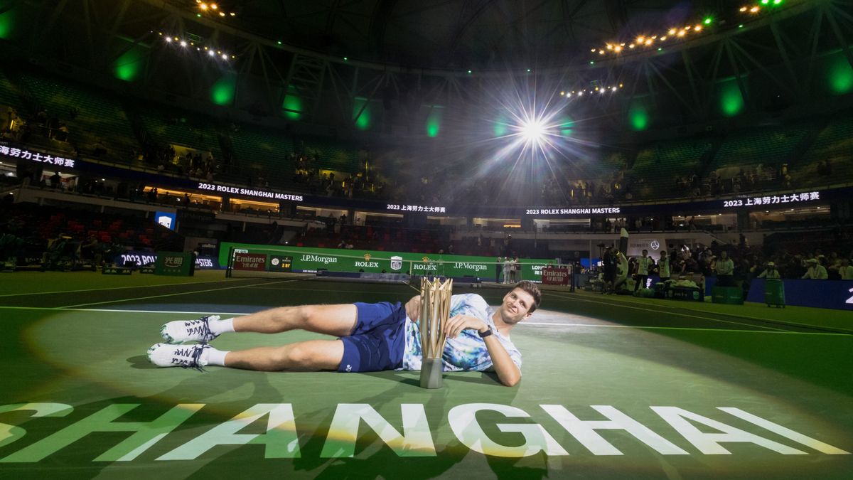 Zdjęcie okładkowe artykułu: PAP/EPA / Alex Plavevski / Na zdjęciu: Hubert Hurkacz, mistrz Rolex Shanghai Masters 2023