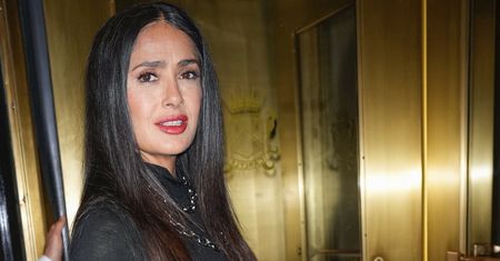 Zmysłowo! 58-letnia ikona czaruje w mini. Salma Hayek wciąż "to" ma