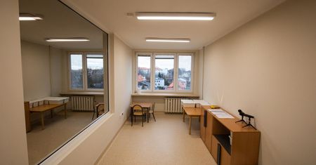 Bielsko-Biała. Weneckie lustra w budynku poradni. Terapia dzieci w godziwych warunkach