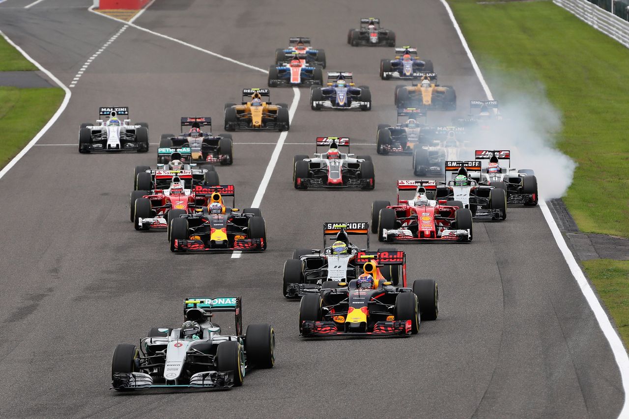 Kiepski start Lewisa Hamiltona i doskonały Sergio Pereza, który przebił się z piątego na trzecie miejsce.