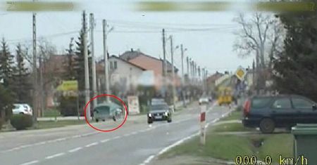 Kierowca volkswagena zgubił przyczepkę w trakcie jazdy. Dostał mandat [WIDEO]