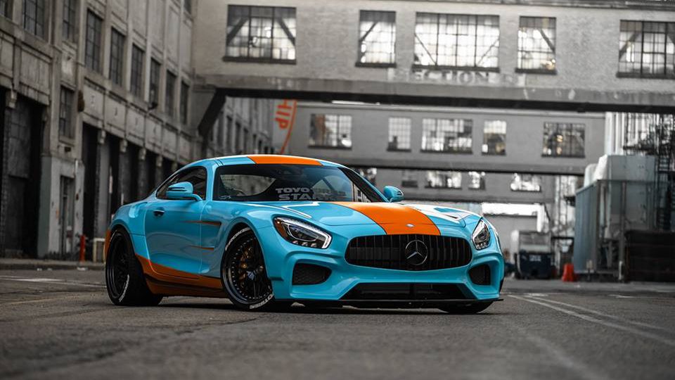 Barwy to nie wszystko co zmieniono w tym egzemplarzu Mercedesa-AMG GT. Jest tu pakiet aerodynamiczny lub jak kto woli stylistyczny, poszerzający nadwozie i nadający mu wyścigowego charakteru. Choć trzeba przyznać, że stylistycznie, równie dobrze pasowałby do gry czy filmu Need for Speed. Moim zdaniem bliżej mu do tego drugiego.