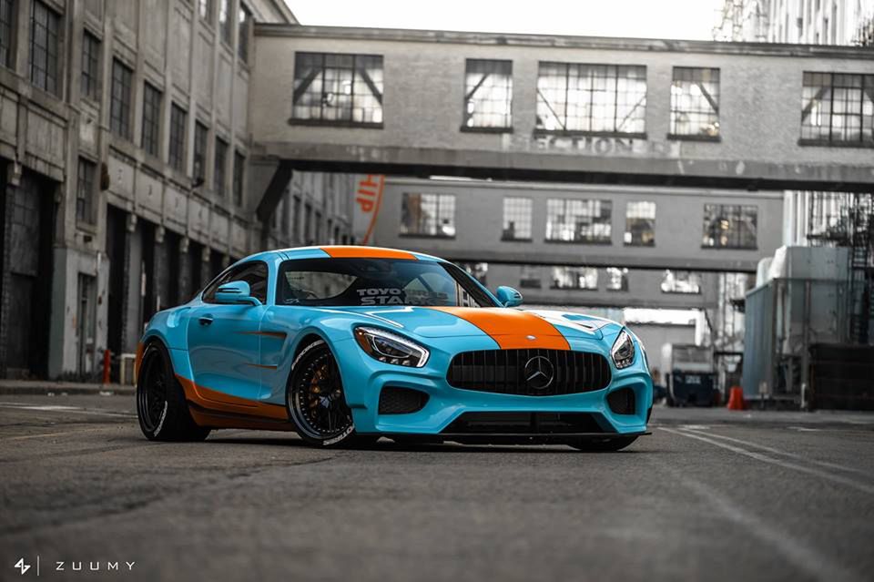 Barwy to nie wszystko co zmieniono w tym egzemplarzu Mercedesa-AMG GT. Jest tu pakiet aerodynamiczny lub jak kto woli stylistyczny, poszerzający nadwozie i nadający mu wyścigowego charakteru. Choć trzeba przyznać, że stylistycznie, równie dobrze pasowałby do gry czy filmu Need for Speed. Moim zdaniem bliżej mu do tego drugiego.