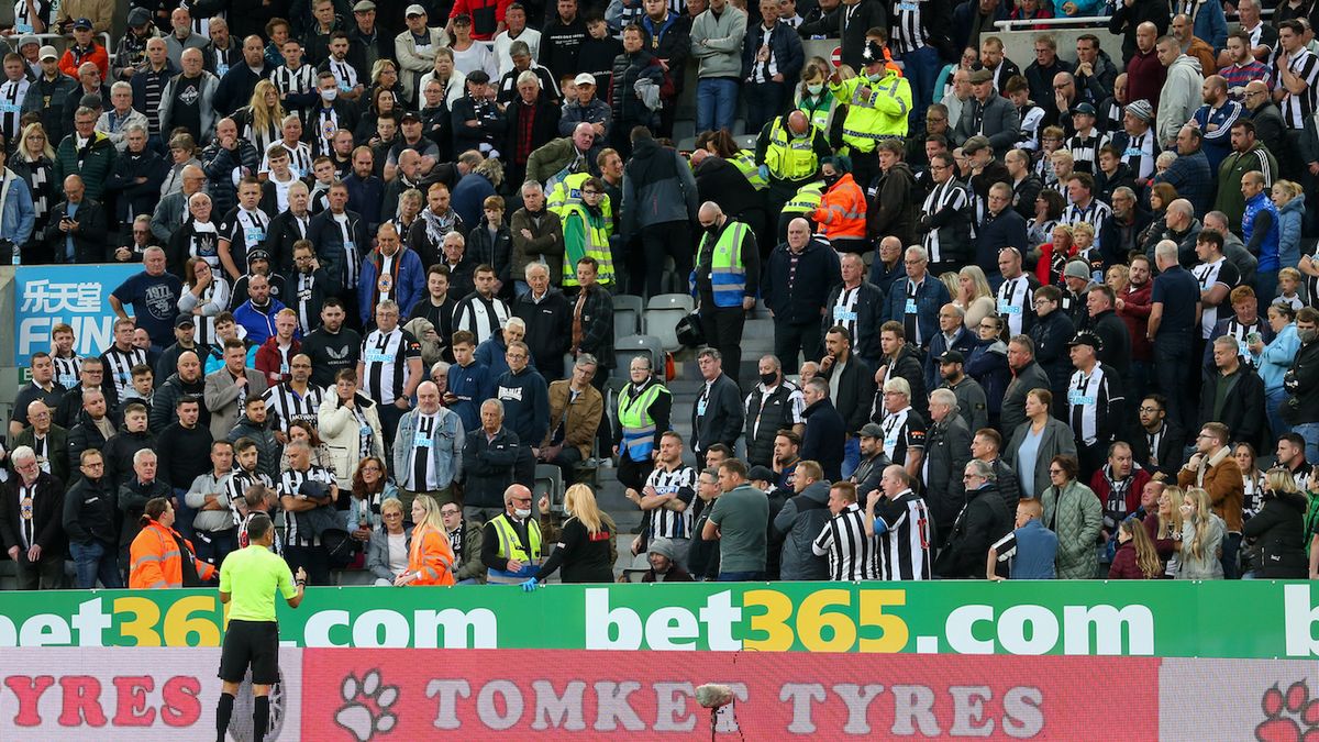 Zdjęcie okładkowe artykułu: Getty Images / Robbie Jay Barratt - AMA / Reanimacja kibica na trybunach stadionu Newcastle United