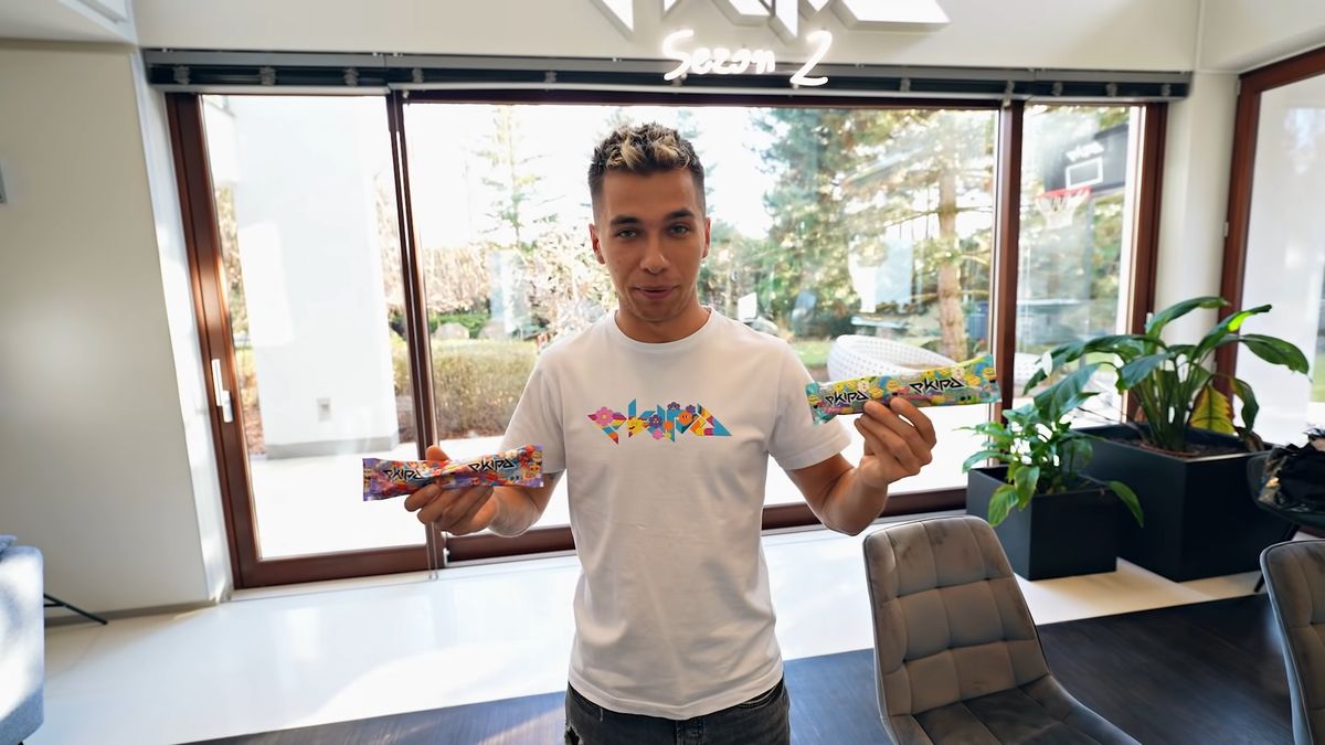 Lody "Ekipa" podbijają serca nastolatków. To produkt związany z youtbuerem Frizem (na zdjęciu).