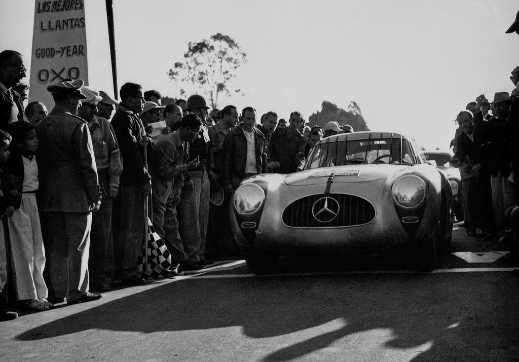 Mercedes-Benz 300 SL (W194) na Carrera Panamericana w 1952 r. Poprzeczki na przedniej szybie zostały zamocowane podczas wyścigu po tym, jak na jednym z odcinków samochód zderzył się z sępem, a ptak wpadł do kabiny.