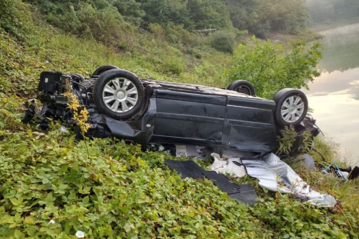 Auto spadło z 20-metrowej skarpy. W środku była kobieta