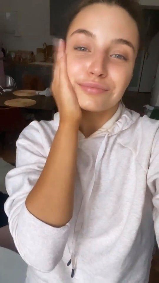 julia wieniawa