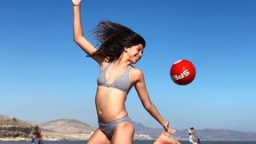 Z piłką potrafi wyczyniać cuda. Piękna Celine Dept jest gwiazdą internetu