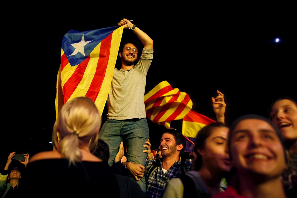 Katalończycy są w szoku po siłowej reakcji władz na referendum. Zastanawiają się, co robić dalej