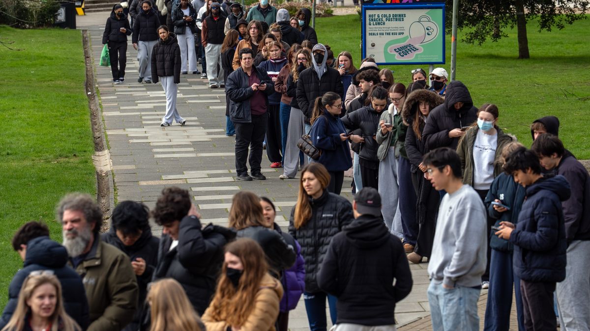 Studenci Uniwersytetu Kent zgłaszają się po antybiotyki
