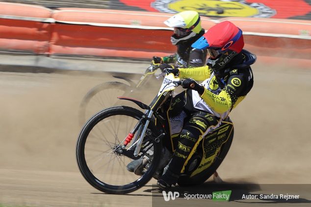 Olivier Buszkiewicz w kasku czerwonym