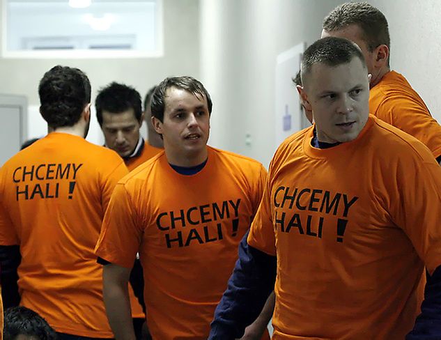 W takich koszulkach pojawiła się na prezentacji męska drużyna MKS Zagłębia Lubin. Chwilę uwiecznił Dariusz Piotrowski