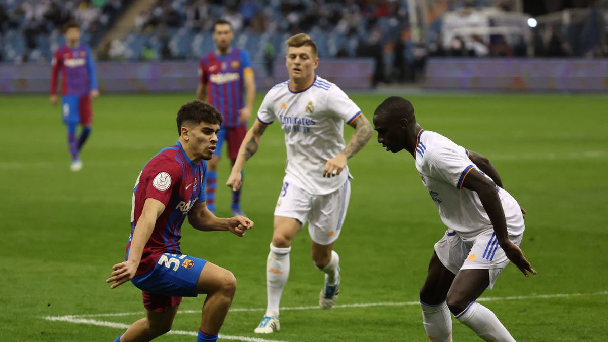 Zdjęcie okładkowe artykułu: Getty Images /  Anadolu Agency / Na zdjęciu: Ferland Mendy (z prawej) walczy o piłkę