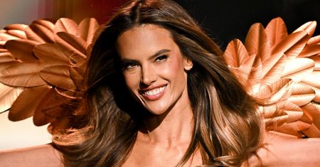 Poszła w pokazie Victoria's Secret. 44-letnia Alessandra Ambrosio wyglądała obłędnie