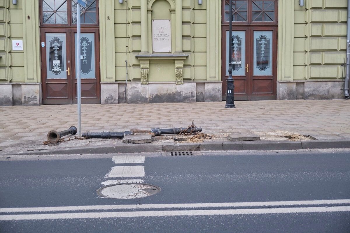 Wyrwane słupki na ul. Narutowicza