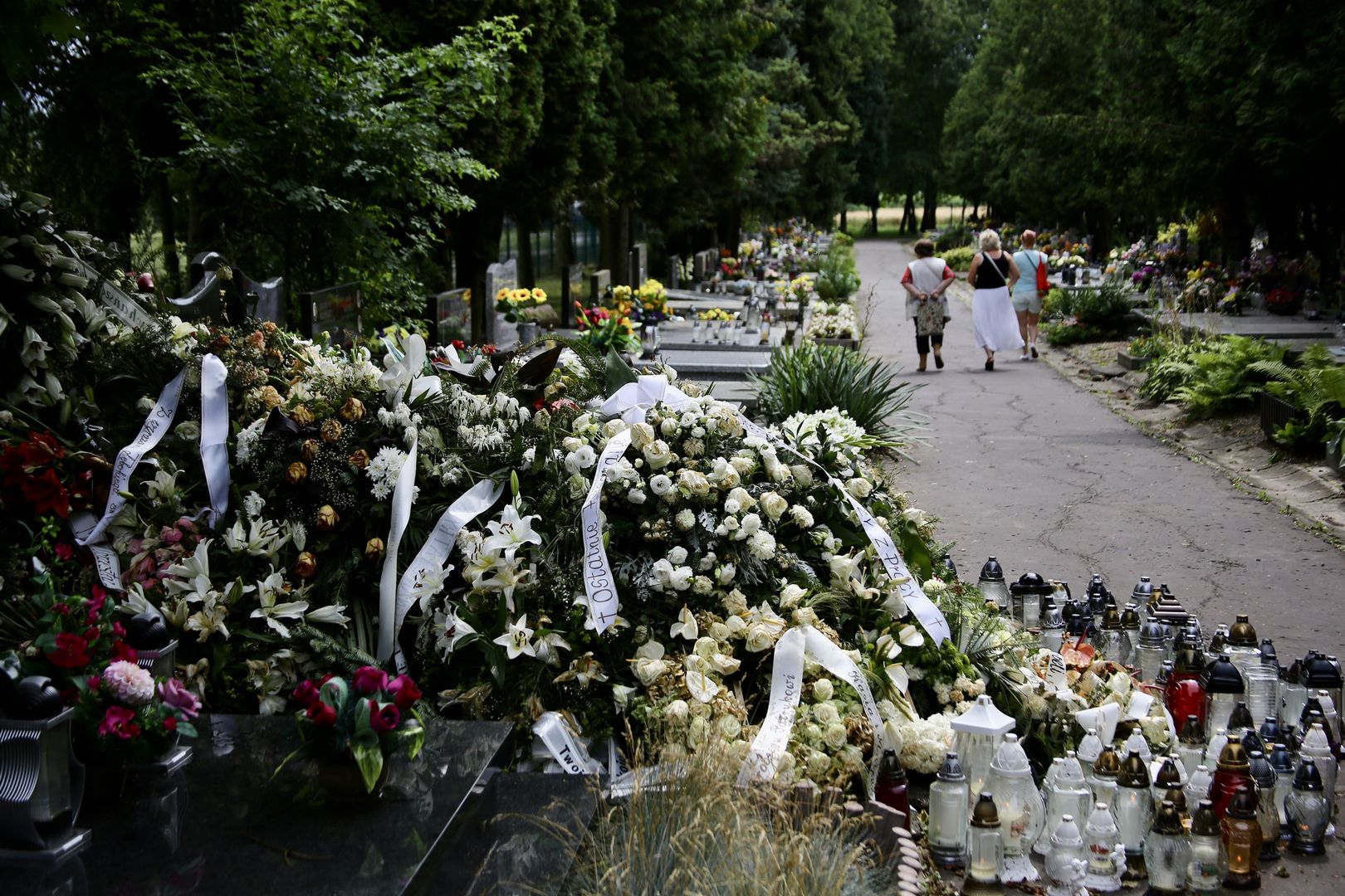 Miesiąc po tragedii w Krakowie. Wymowny symbol na grobie syna Peretti