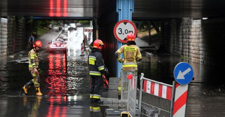 Pogoda. Podtopienia i powalone drzewa. Burze przeszły przez cały kraj