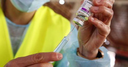 Koronawirus. Producenci szczepionek reagują na doniesienia o zakrzepach