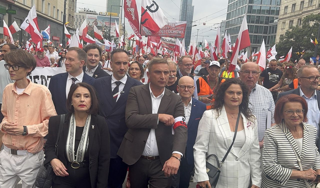 Bąkiewicz z opaską powstańczą. Wcześniej przed tym przestrzegano
