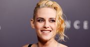 Nonszalancka Kristen Stewart eksponuje umięśniony brzuch w kusym topie na premierze "Spencer" w Los Angeles (ZDJĘCIA)