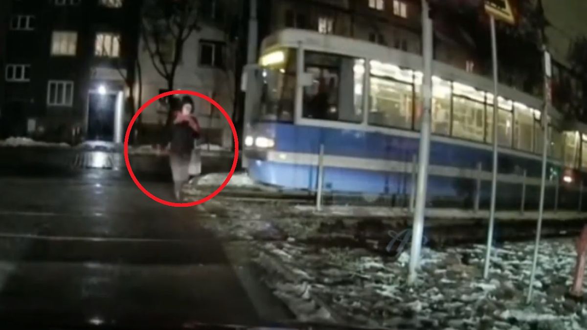 Nieodpowiedzialne zachowanie starszej pani mogło skończyć się dla niej kalectwem lub nawet śmiercią