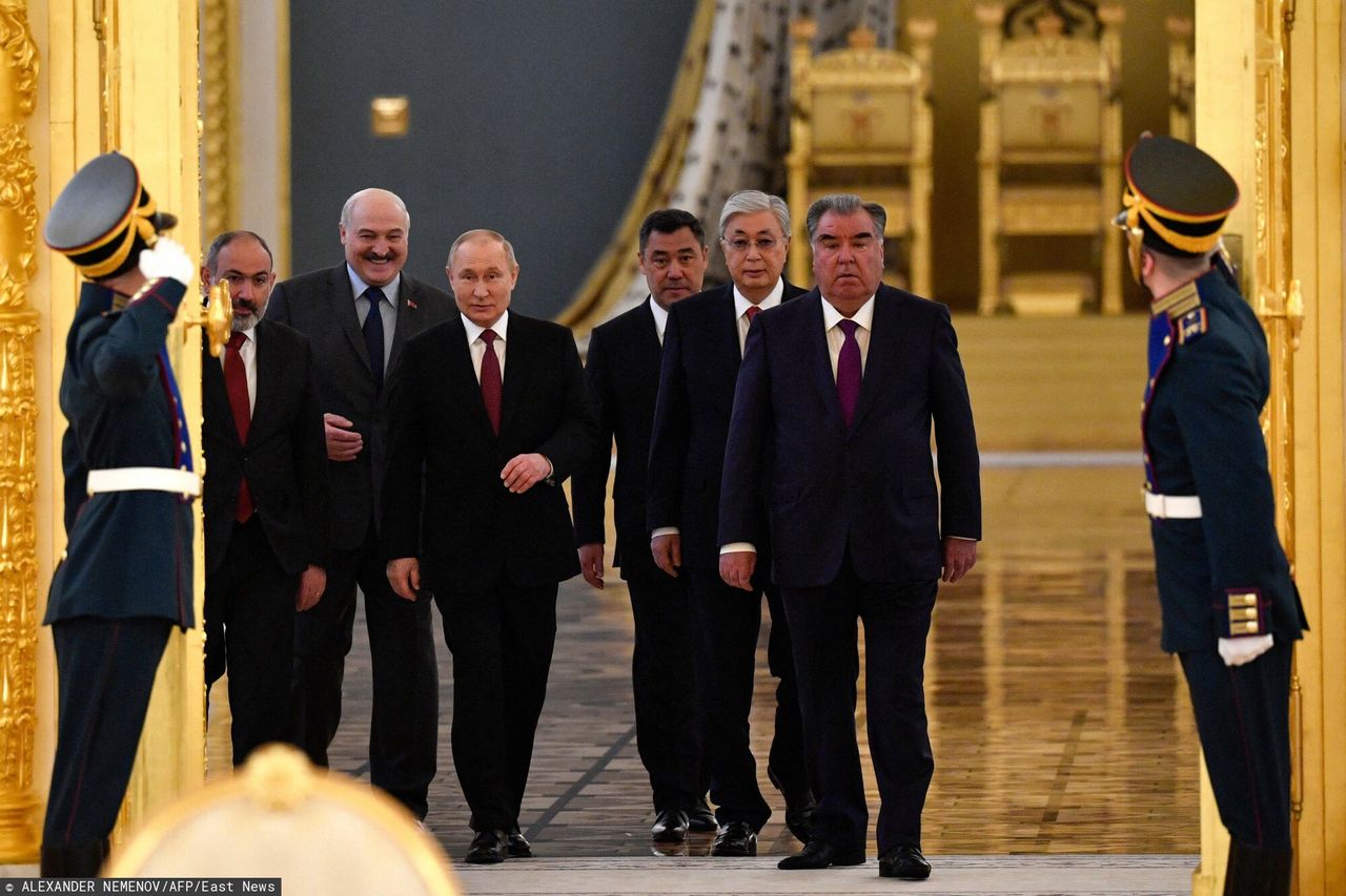 Premier Armenii Nikol Paszynian, prezydent Białorusi Aleksander Łukaszenka, prezydent Rosji Władimir Putin, prezydent Kirgistanu Sadyr Dżaparow, prezydent Kazachstanu Kasym-Żomart Tokajew i prezydent Tadżykistanu Emomali Rahmon na Kremlu 16 maja 2022 r.