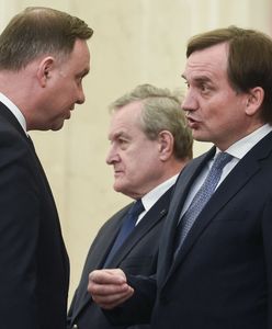 Solidarna Polska blokuje projekt prezydenta, Andrzej Duda nie chce poprawek "ziobrystów". Nie widać kompromisu z Brukselą