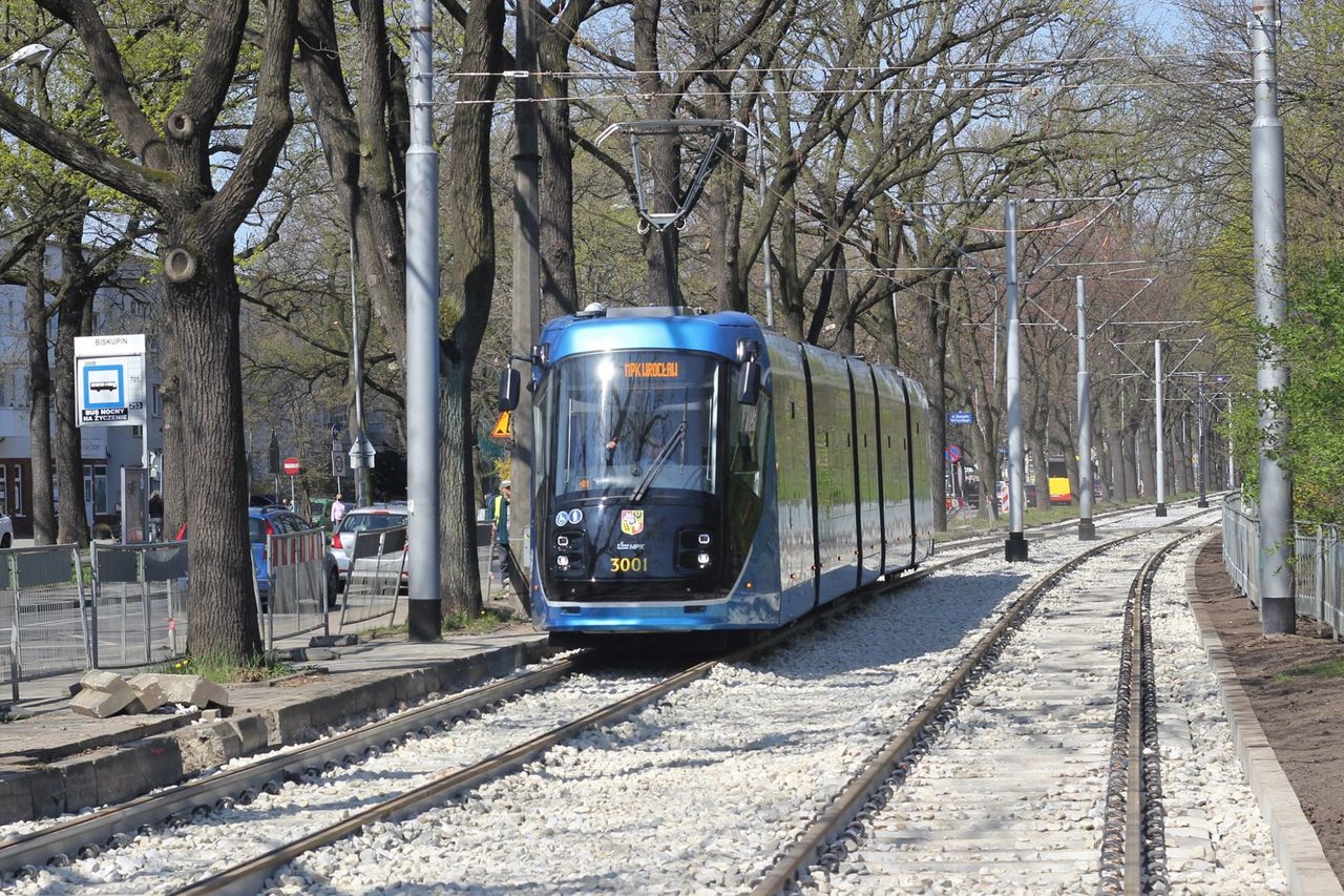 Wrocław. Rozpoczął się remont torowiska na al. Hallera. Spore zmiany w kursowaniu tramwajów