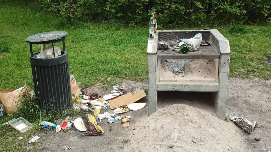 Grillowaniu w parku Górczewska najczęściej towarzyszy alkohol, hałas, wulgaryzmy i... bałagan. Fot. Marta Sylwestrzak
