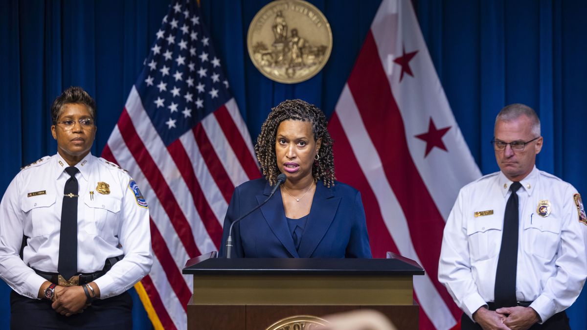 DC Mayor speaks on Trump's order to federalize district's police force
epa12294173 Washington DC Mayor Muriel Bowser (C) speaks on US President Donald Trump's decision to federalize the DC police force, and deploy 800 National Guard members to the city, from the Wilson Building in Washington, DC, USA, 11 August 2025. US President Trump announced in a White House press conference the deployment of National Guard troops in Washington DC, claiming that crime in DC is 'out of control', despite violent crime in the district being at a 30-year low.  EPA/JIM LO SCALZO 
Dostawca: PAP/EPA.
JIM LO SCALZO
mayor, presser
